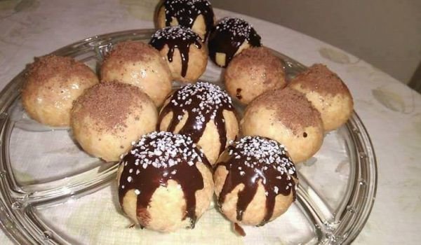 Понички с крема сирене, бисквити и шоколад