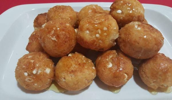Понички с мед и сирене