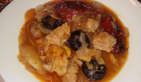 Попска яхния със сушени сливи