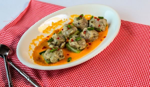 Поширани рибени кюфтенца със сос