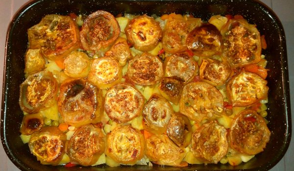 Постен гювеч с бял патладжан и грах