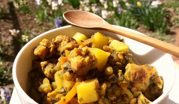 Постен гювеч с леща, соеви хапки, лапад и щир