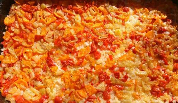 Постен гювеч с ориз и мариновани чушки