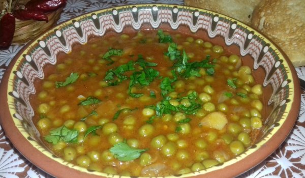 Постен грах с лук и домати