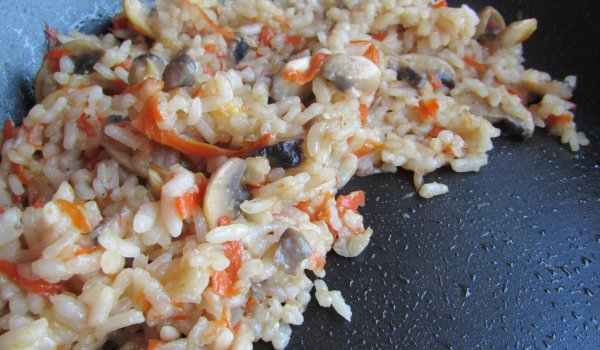 Постен ориз на тиган с моркови и гъби