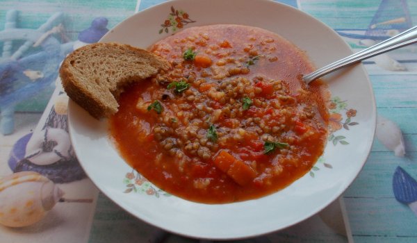 Постен ориз с елда и домати