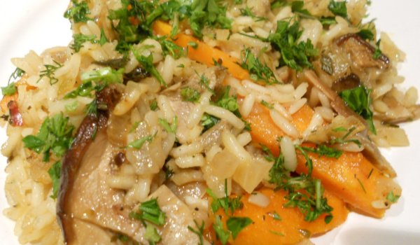 Постен ориз с моркови, гъби и розмарин
