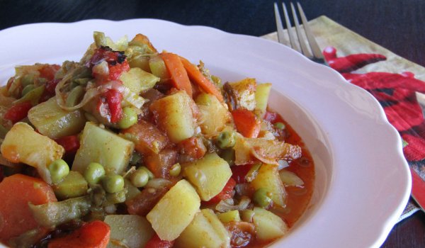 Постен пикантен зеленчуков гювеч