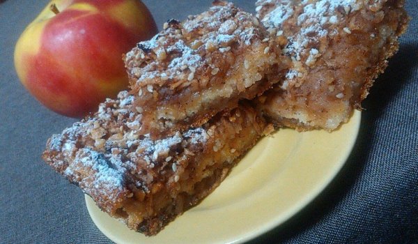 Постен сладкиш с ябълки, грис и ядки