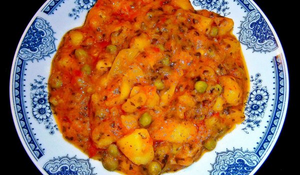 Постен зеленчуков гювеч с картофи и грах