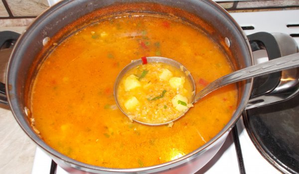 Постна червена леща с картофи по градинарски