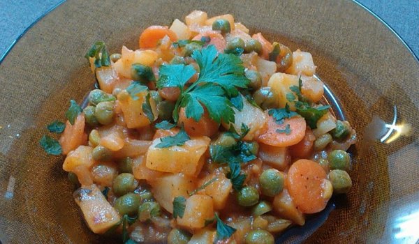 Постна яхния с грах, моркови и картофи