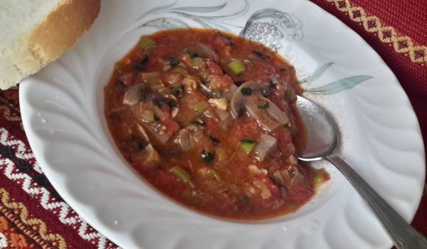 Постна яхния с праз, гъби и домати