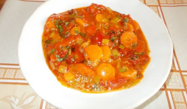 Постна яхния с праз, моркови и чушки