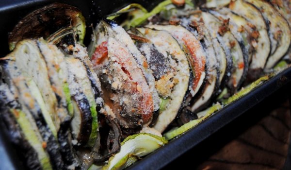 Постна запеканка с патладжан, тиквичка, домати и гъби