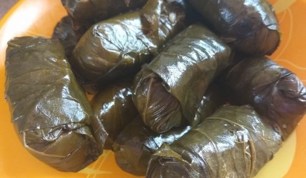 Постни лозови сарми със сушени сини сливи