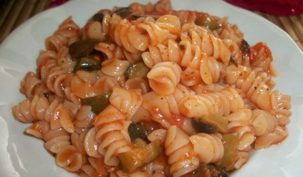 Постни Макарони с тиквички и маслини
