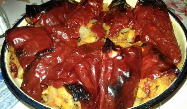 Постни пълнени чушки с боб и зелев сок