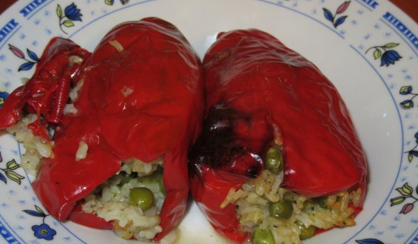 Постни пълнени чушки с грах и ориз