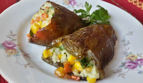 Постни пълнени чушки с царевица и ориз
