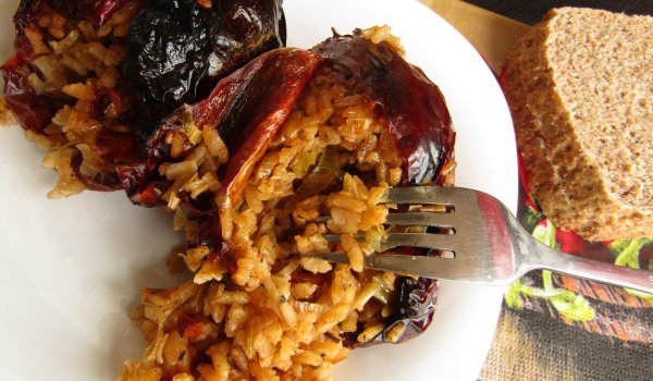 Постни пълнени сухи чушки с ориз и праз