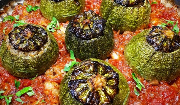 Постни пълнени тиквички с доматен сос