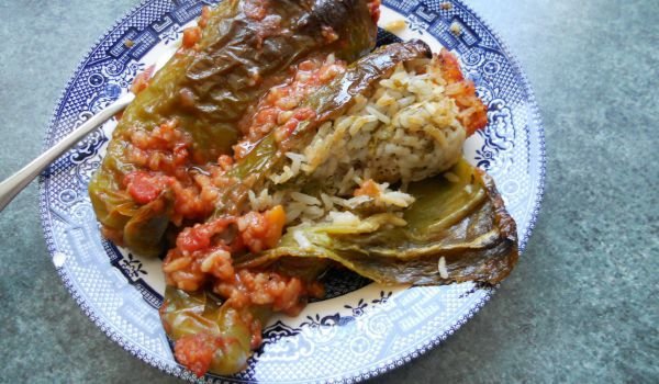Постни пълнени зелени чушки