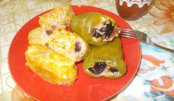 Постни сарми и чушки със сушени сливи