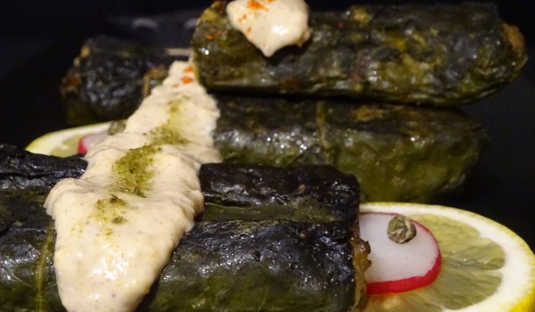 Постни сармички от лопуш със сос Бадемово тахини