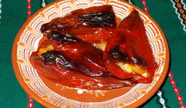 Постни сушени чушки с праз, ориз и боб