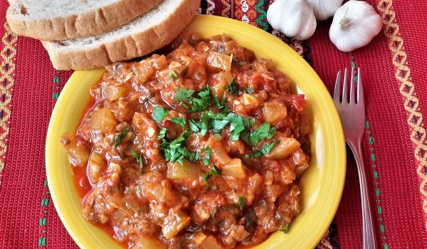 Постни тиквички с домати, лук и чесън