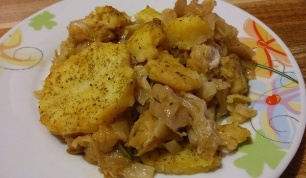 Постно кисело зеле с картофи на фурна