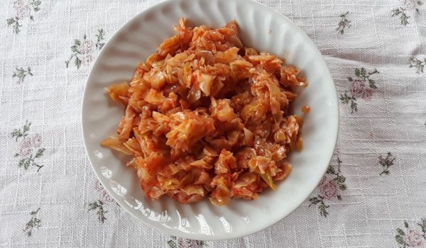 Постно прясно зеле с доматен сок