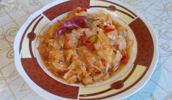 Постно зеле с червени чушки