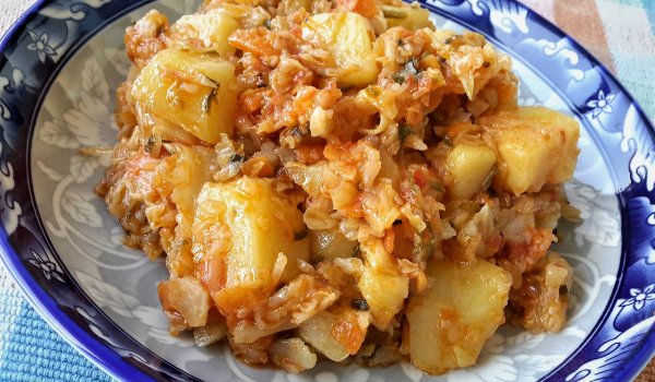 Постно зеле с картофи, моркови и домати