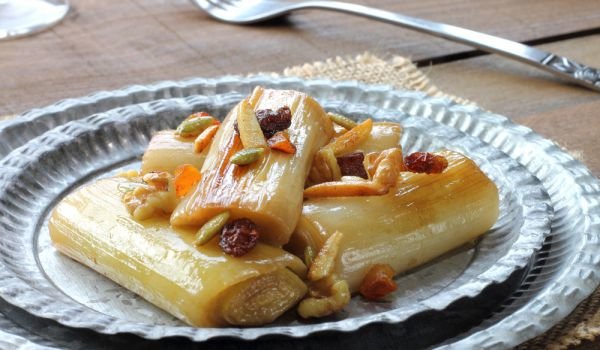 Праз с кашкавал и орехи