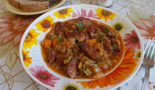 Празена яхния с домашна луканка