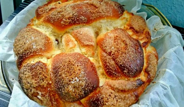 Празничен козунак с локум