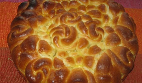 Празнична плетена погача