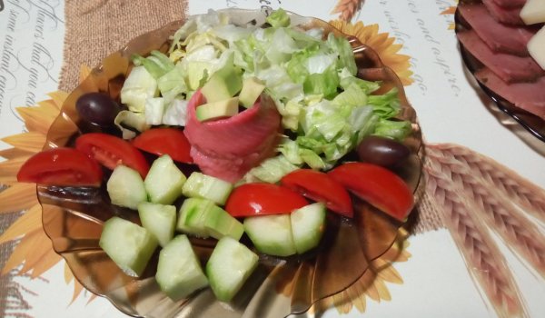 Празнична салата с айсберг и маринована риба