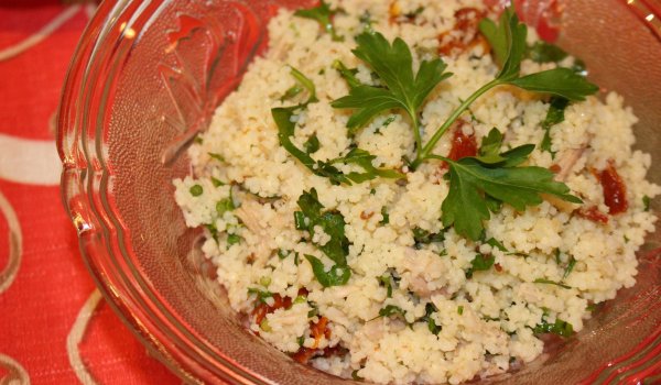 Празнична салата с кускус и риба тон