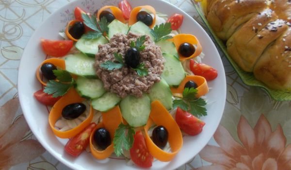Празнична салата с риба тон