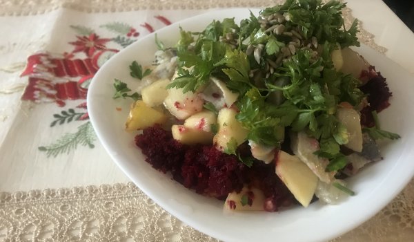 Празнична салата със селда, нар и помело