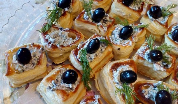 Празнични бутер кошнички с различни форми и вкусна плънка