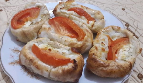 Празнични лодки от готови кори със сирене и домат