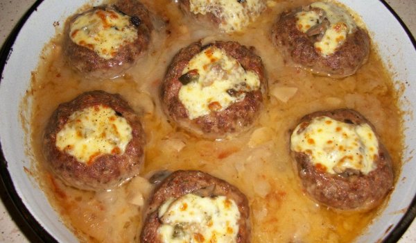 Празнични птичи гнезда с кашкавал и гъбен сос