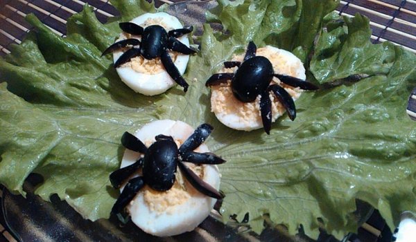 Предястие от пълнени яйца със страховити паяци от маслини