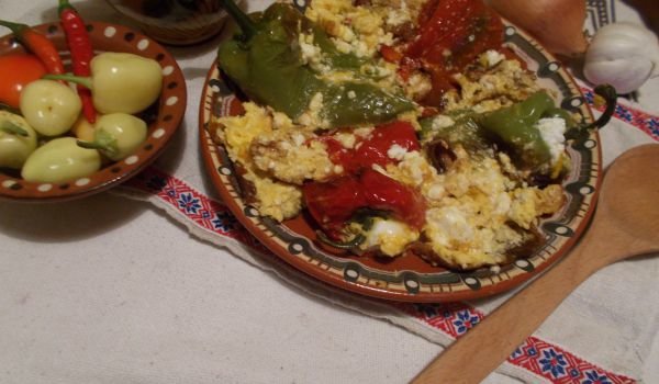 Пресни чушки с яйца и сирене