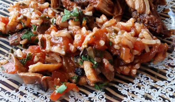 Пресни гъби с ориз, зелен лук и домати