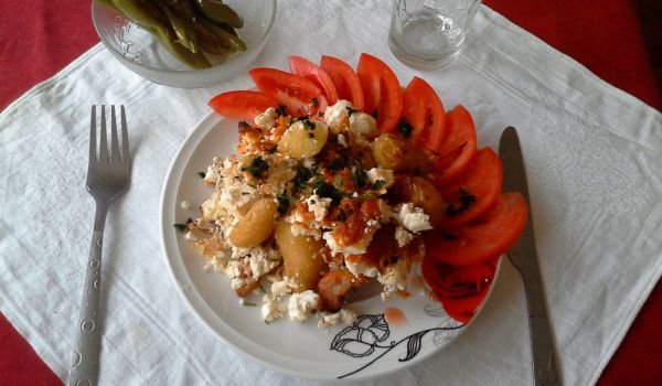 Пресни картофи с бекон и сирене